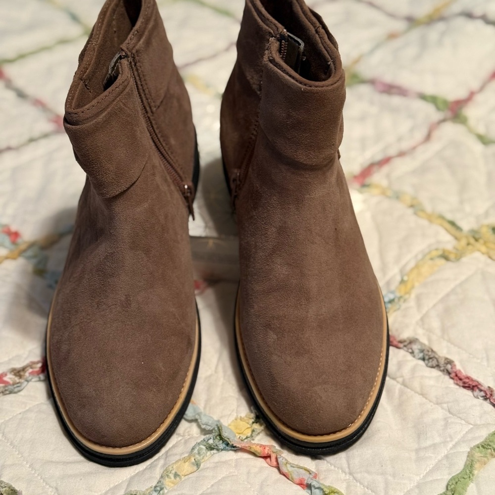 Clarks Size 6.5 Brown Suede Ankle Boots
